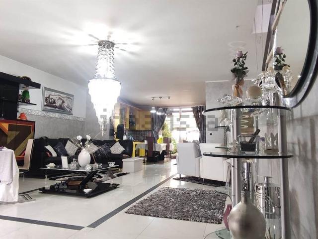 Villetta a schiera in vendita di 221 m² in Via La Spezia, 27