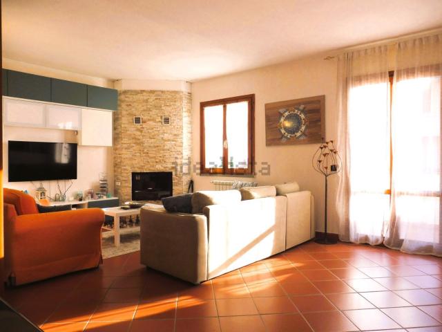 Villetta a schiera in vendita di 221 m² in Via Reno, 6