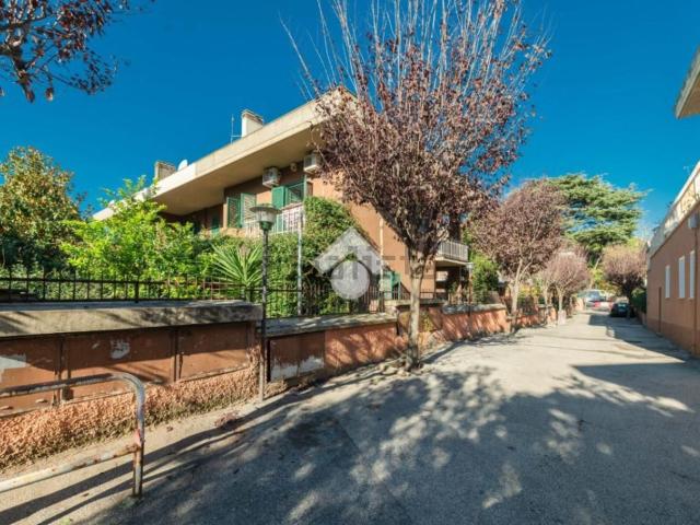 Villetta a schiera in vendita di 222 m² in Via di Boccea