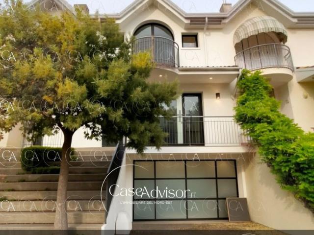 Villetta a schiera in vendita di 226 m² in Via dei Grilli