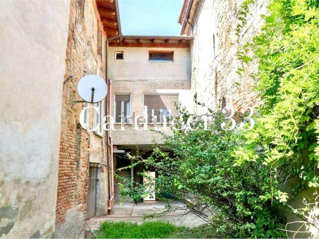 Villetta a schiera in vendita di 227 m² in Via Emilia, 37