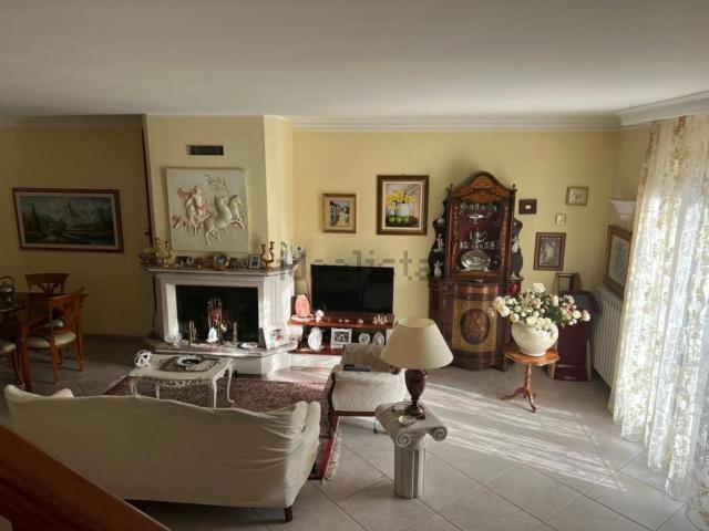 Villetta a schiera in vendita di 228 m² in Via Giuseppe Guglielmi