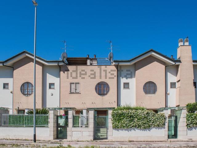 Villetta a schiera in vendita di 230 m² in Via Campo Farnia