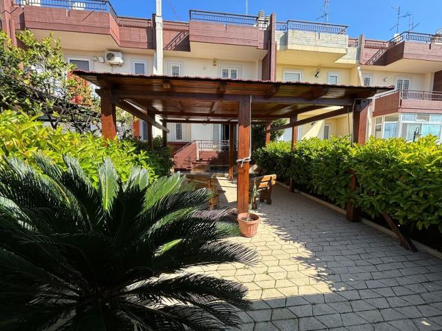 Villetta a schiera in vendita di 230 m² in Via Bachelet