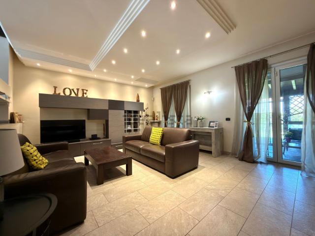 Villetta a schiera in vendita di 230 m² in Via Giorgio Amendola