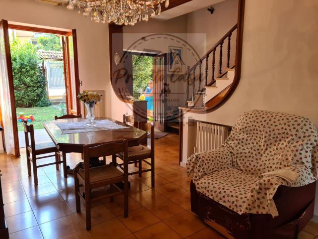 Villetta a schiera in vendita di 230 m² in Via delle Muracce