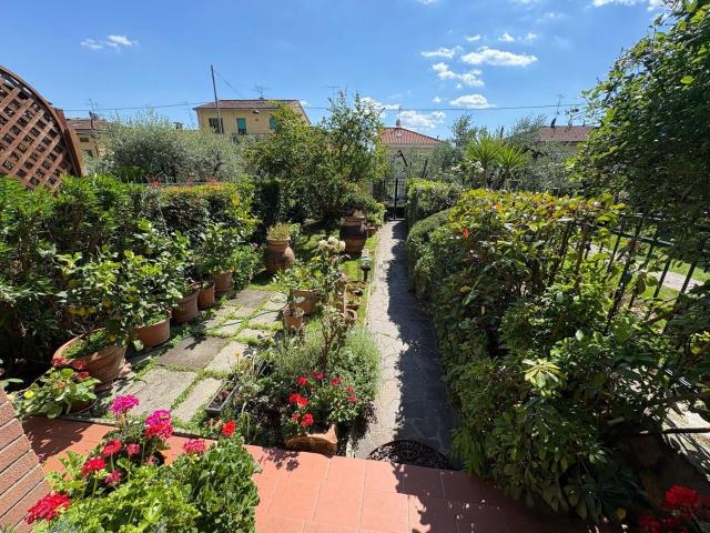 Villetta a schiera in vendita di 230 m² in Via Firenze, 74