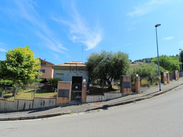 Villetta a schiera in vendita di 230 m² in Via Santa Lucia