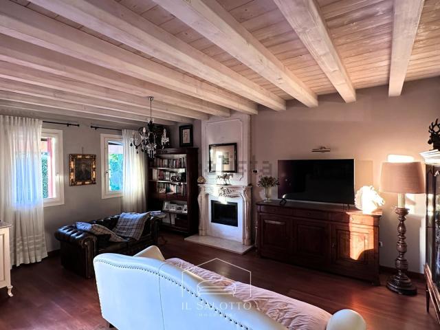 Villetta a schiera in vendita di 232 m² in Via Valliera