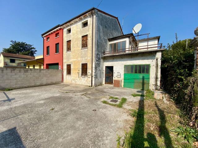 Villetta a schiera in vendita di 234 m² in Via Stradone, 45