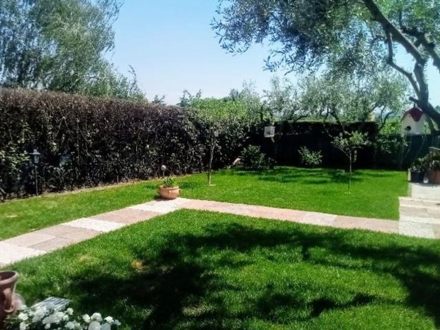 Villetta a schiera in vendita di 240 m² in Via Corno D&apos Aquilio