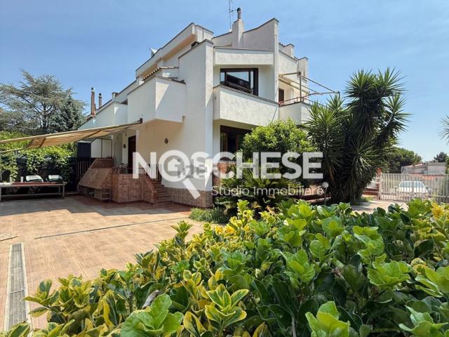 Villetta a schiera in vendita di 240 m² in Via dei Greci, 151