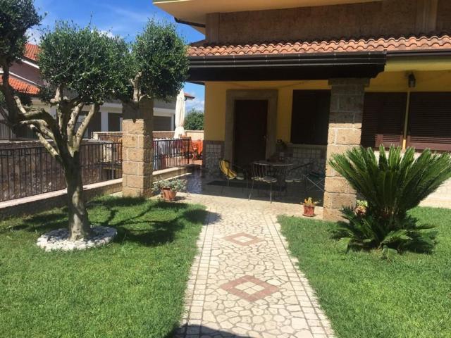 Villetta a schiera in vendita di 240 m² in Via Lammia