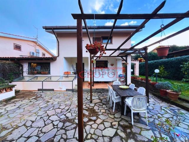 Villetta a schiera in vendita di 240 m² in Via U. la Malfa