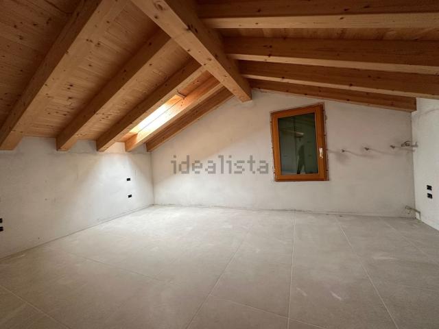 Villetta a schiera in vendita di 240 m² in Via Zecchina