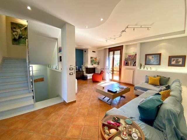 Villetta a schiera in vendita di 240 m² in Piazza delle Rose, 5