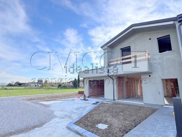 Villetta a schiera in vendita di 241 m² in Via Stradone