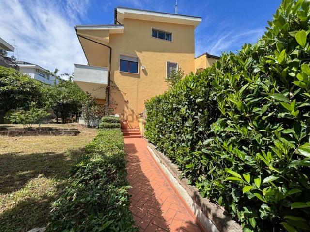 Villetta a schiera in vendita di 242 m² in Via Monviso, 4