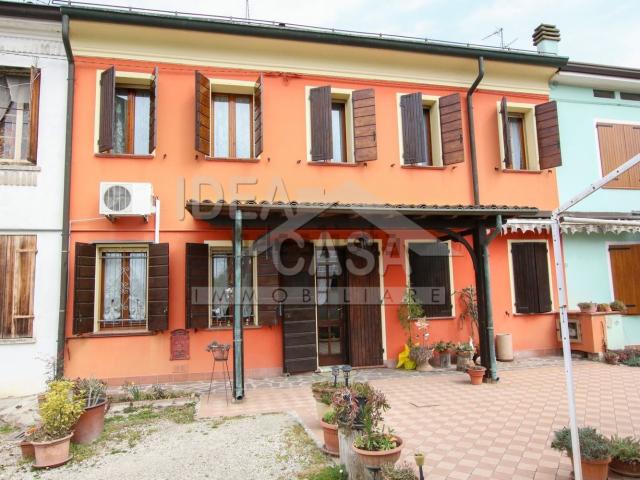 Villetta a schiera in vendita di 244 m² in Via Martiri della Libertà, 204