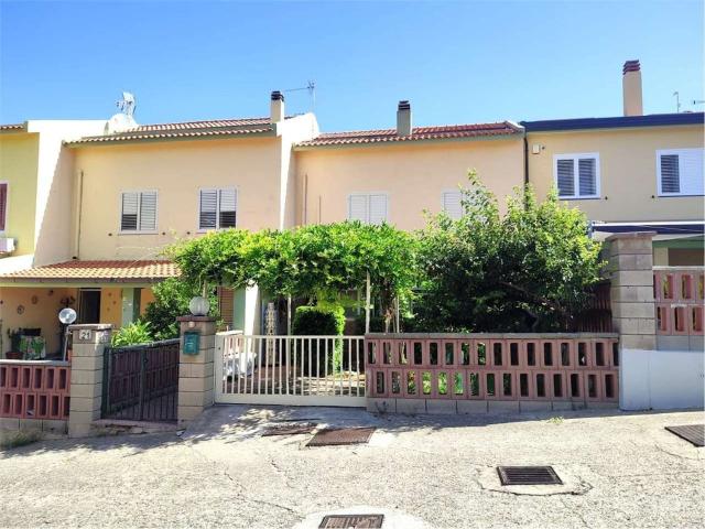 Villetta a schiera in vendita di 245 m² in Via Perre, 21