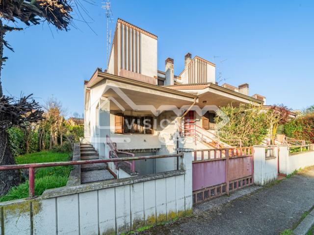 Villetta a schiera in vendita di 249 m² in Via Monte Bernina, 33