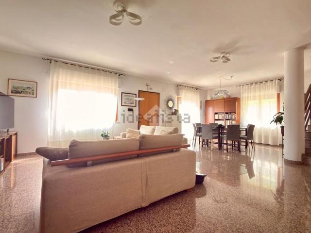 Villetta a schiera in vendita di 250 m² in Via dei Giacinti, 29