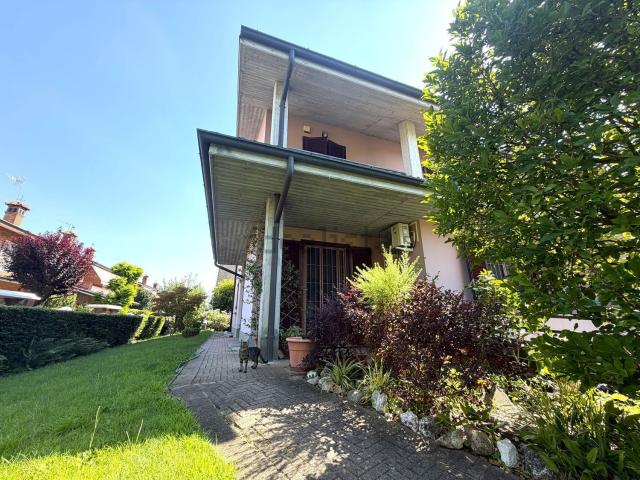 Villetta a schiera in vendita di 250 m² in Via Fratelli Cervi, 7
