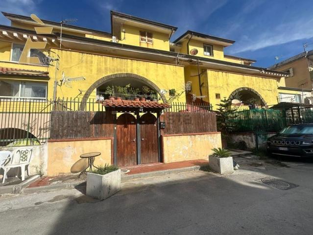 Villetta a schiera in vendita di 250 m² in Via Licola Mare, 118