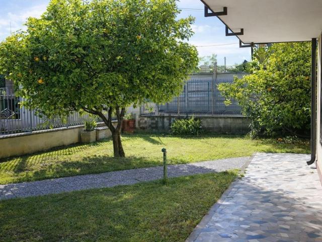 Villetta a schiera in vendita di 250 m² in Via provinciale Carrara Avenza, 100