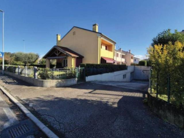 Villetta a schiera in vendita di 252 m² in Via Luigi Einaudi
