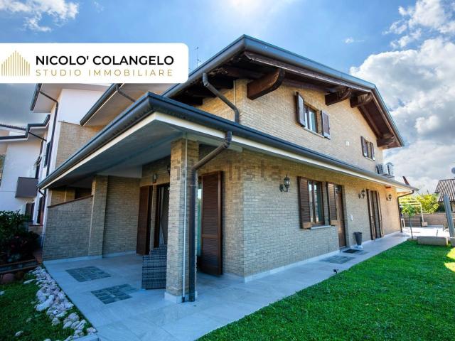 Villetta a schiera in vendita di 258 m² in Via Silvio Pellico, 24