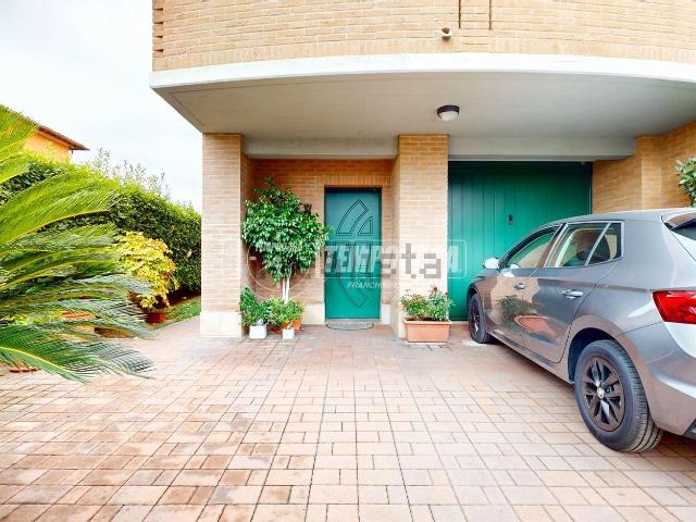 Villetta a schiera in vendita di 260 m² in Via Canale Carpi, 36