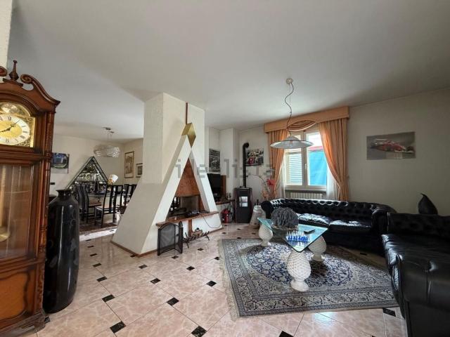 Villetta a schiera in vendita di 260 m² in Via Sammontana, 8