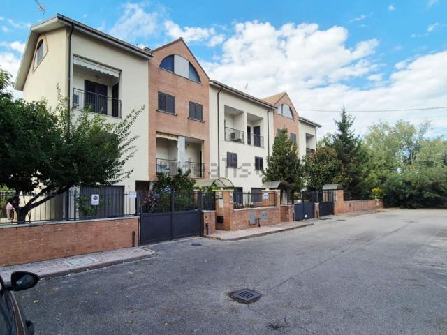 Villetta a schiera in vendita di 260 m² in Via Piano dei Campi, 11