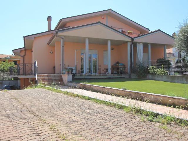 Villetta a schiera in vendita di 260 m² in Via W. Sassetti, 38
