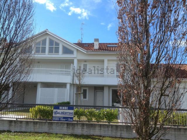 Villetta a schiera in vendita di 265 m² in Via dei lilla&apos