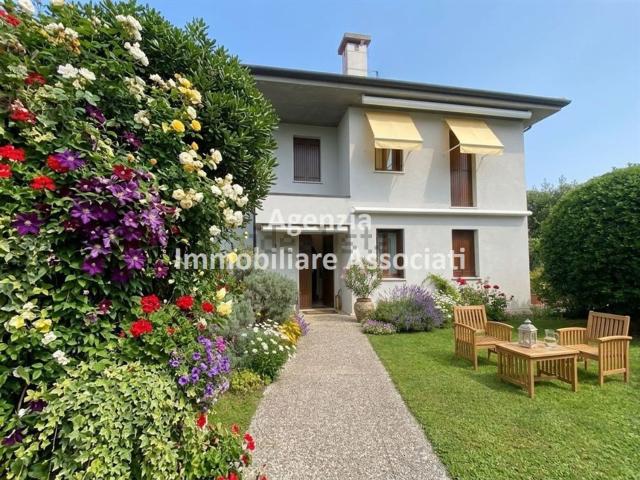 Villetta a schiera in vendita di 270 m² in Via Colbacchini