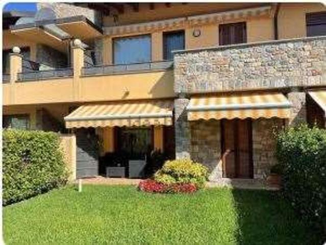 Villetta a schiera in vendita di 271 m² in Via G. Pascoli, 34