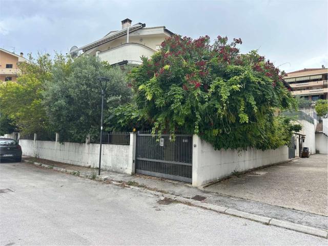 Villetta a schiera in vendita di 271 m² in Via Trilussa, 22