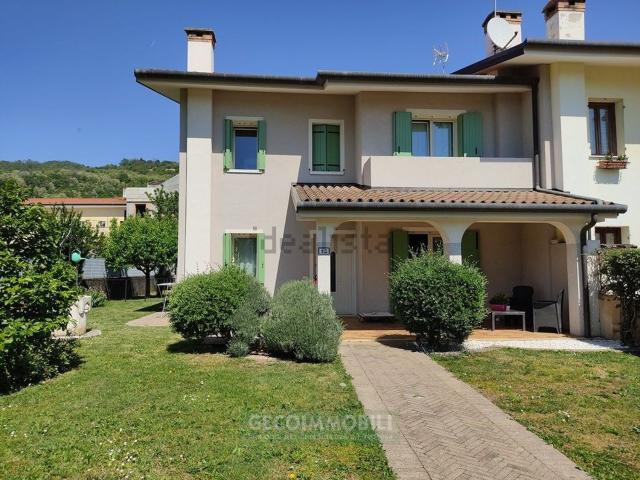 Villetta a schiera in vendita di 273 m² in Via Fossadel