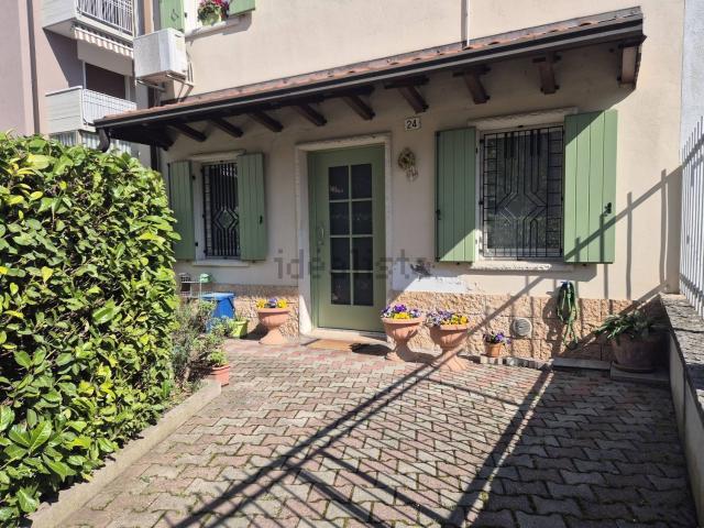 Villetta a schiera in vendita di 278 m² in Via Tevere