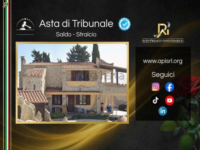 Case e ville in vendita di 280 m² in Via Is Pardinas