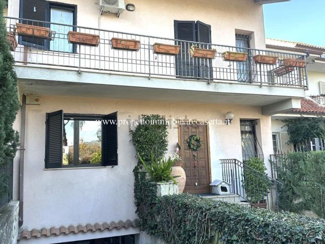 Villetta a schiera in vendita di 280 m² in Via Martiri di Caiazzo