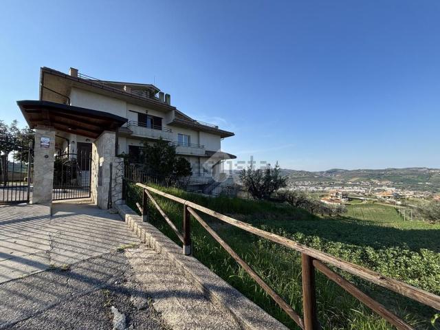 Villetta a schiera in vendita di 280 m² in Contrada Telesio, 4