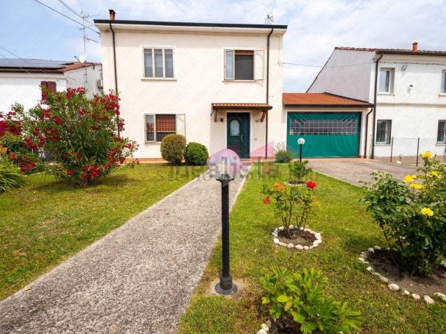 Villetta a schiera in vendita di 285 m² in Via Api, 485
