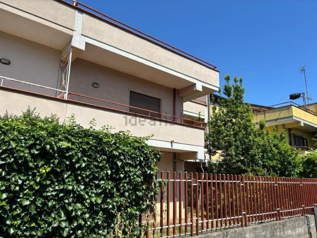 Villetta a schiera in vendita di 287 m² in Via Francesco Longo, 12