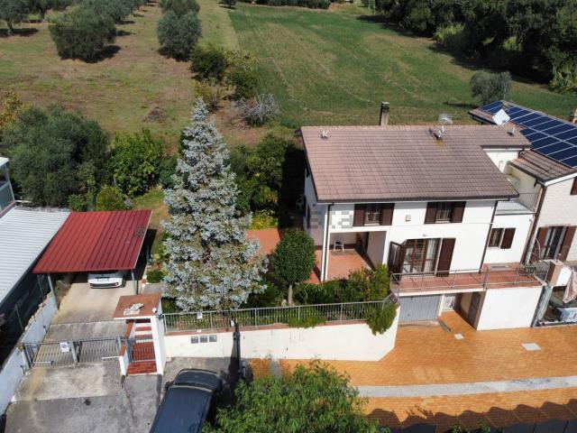 Villetta a schiera in vendita di 290 m² in Via XXV Aprile