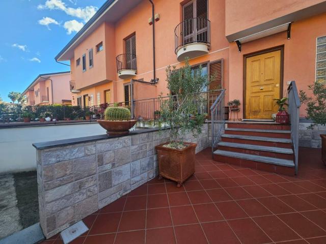 Villetta a schiera in vendita di 300 m² in Via Arancio, 27