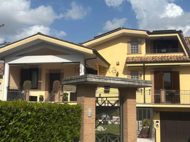 Villetta a schiera in vendita di 300 m² in Via dei Fiori, 3