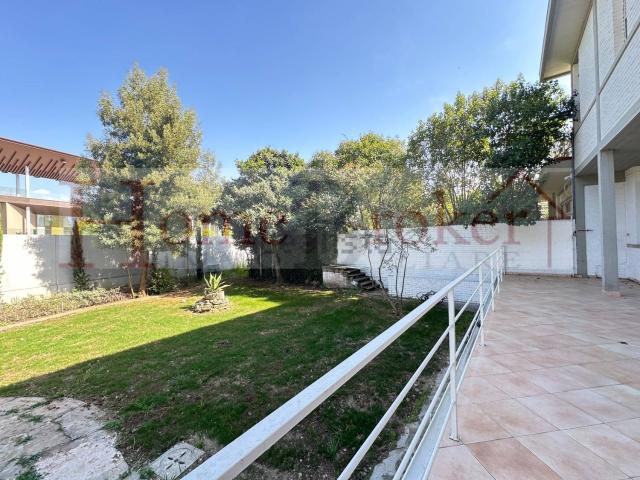 Villetta a schiera in vendita di 300 m² in Via della Villa Cedri, 12